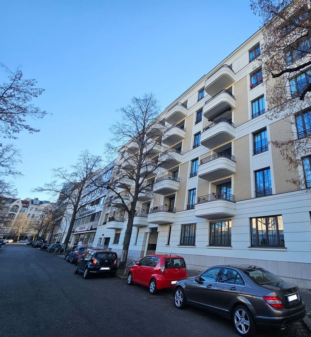 Charlottenburg am Ku’damm: barrierefreie 4-Zimmer-Wohnung mit 2 Balkonen, Sauna & Tiefgarage